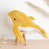 Coussin bébé personnalisé – Baleine Géante – Minky côtelé jaune moutarde