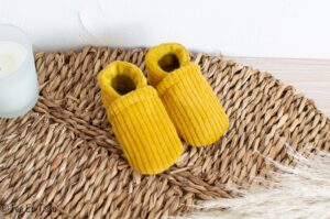 Chaussons souples en velours moutarde