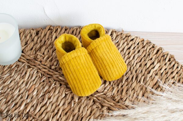 Chaussons souples en velours moutarde