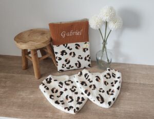 Coffret naissance - Protège carnet de santé personnalisé en double gaze et lot de 2 bavoirs