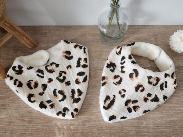 Bavoir bébé personnalisé tissu double gaze léopard et éponge bambou écru