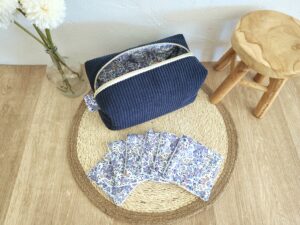 Trousse de toilette personnalisable Velours côtelé bleu marine et imprimé fleuri