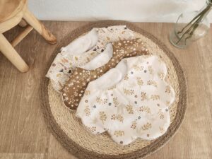 Bavoir bébé fleurs tissu coton fleuri bohème et éponge bambou