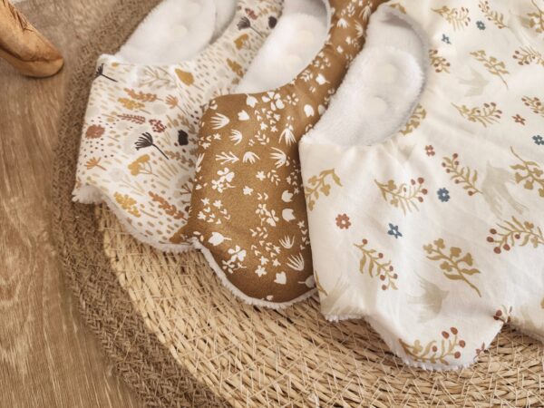 Bavoir bébé fleurs tissu coton fleuri bohème et éponge bambou