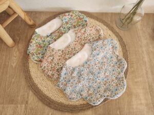 Bavoir bébé fleurs tissu coton fleuri et éponge bambou