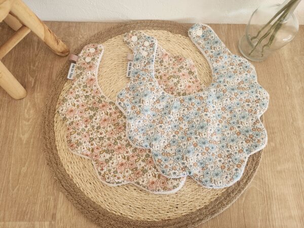 Bavoir bébé fleurs tissu coton fleuri et éponge bambou