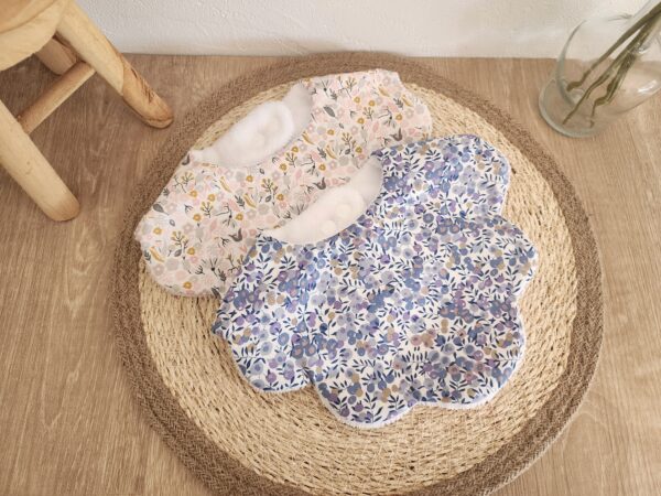 Bavoir bébé fleurs tissu coton fleuri et éponge bambou