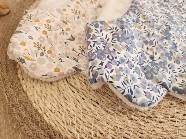 Bavoir bébé fleurs tissu coton fleuri et éponge bambou