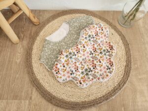 Bavoir bébé fleurs tissu coton fleuri et éponge bambou