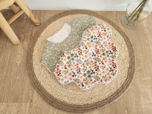 Bavoir bébé fleurs tissu coton fleuri et éponge bambou