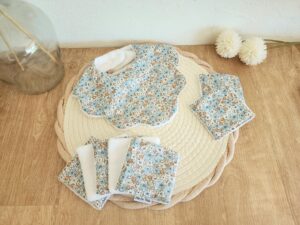 Coffret naissance - Bavoir fleur et lot de 7 lingettes lavables - coton bambou et imprimé fleuri