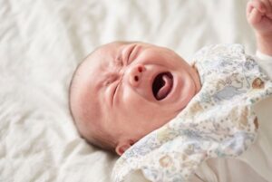 Bebe qui pleure qui ne veut pas faire la sieste