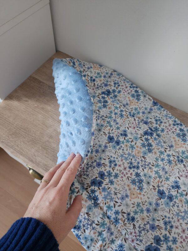 20260123_153937 Topponcino bébé personnalisé tissu fleuri bleu, minky bleu