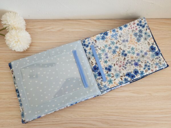20260527_141202 Album photo bébé tissu personnalisé - velours bleu & imprimé fleuri