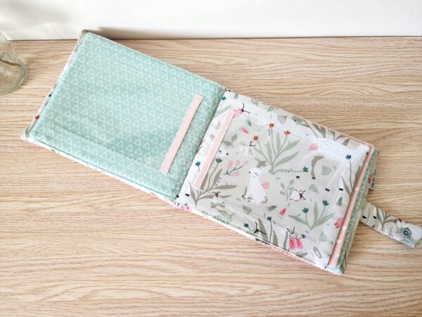 20260529_093711 Album photo bébé tissu personnalisé - velours rose & imprimé biches