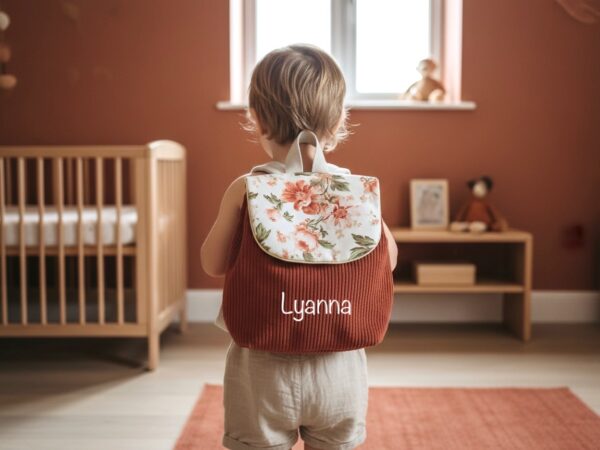 20260622_175248 (Mise en scène du produit) sac à dos maternelle personnalisé